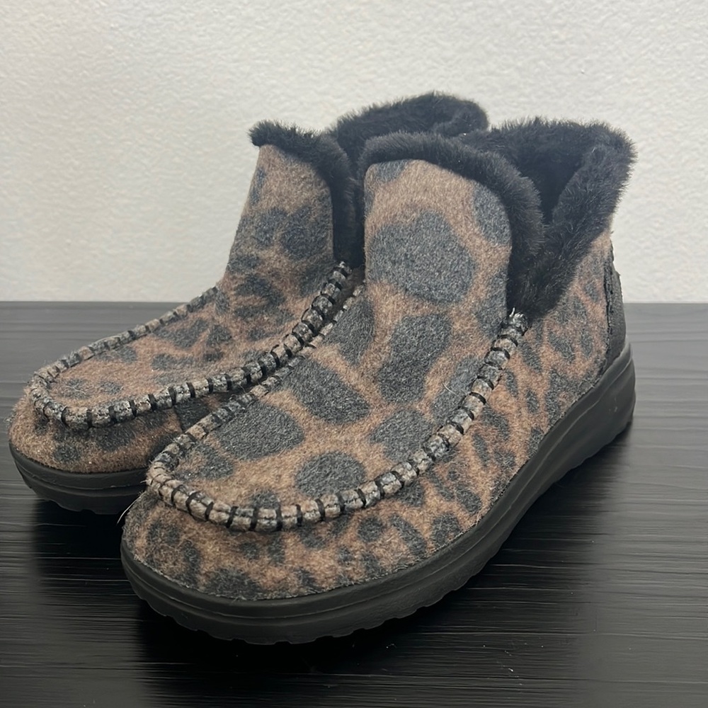 Hey Dude Denny Leo Nut Leopard print Women’s Fuzzy Soft Slip On Size 6